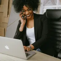 Ibu bekerja membutuhkan pengorbanan yang besar. (Foto: Pexels/Anna Shvets)