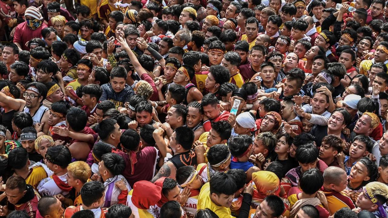 Lautan umat Katolik arak patung Yesus saat parade Black Nazarene di Filipina