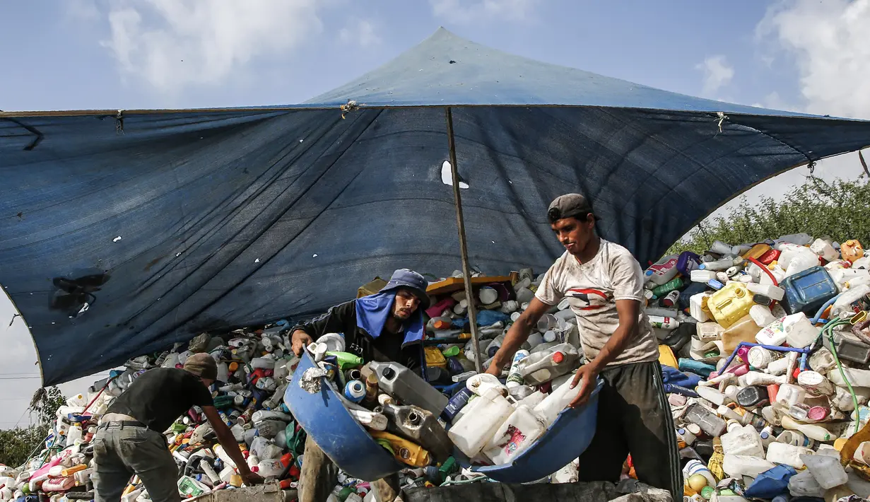 Para pengumpul sampah Palestina memisahkan sampah di tempat pembuangan sampah di Kota Gaza (29/7/2019). Kemiskinan yang terjadi akibat blokade Israel dan kurangnya kesempatan kerja membuat beberapa warga Palestina memilih bekerja mencari sampah untuk dijual. (AFP Photo/Mohammed)