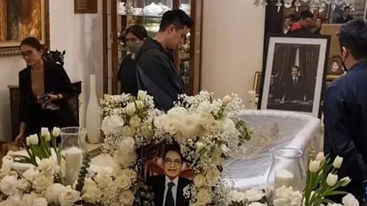 Usai Sidang Putusan Cerai, Baim Wong Langsung Melayat ke Rumah Duka Hotma Sitompul