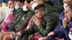 Langkah berat Los Rojiblancos langsung dirasakan usai penyerang andalannya, Luis Suarez ditarik keluar karena cedera ketika laga baru berjalan 13 menit. Terlihat raut frustasi darinya, mengingat laga tersebut merupakan laga penentuan menuju fase 16 besar. (AP/Luis Vieira)