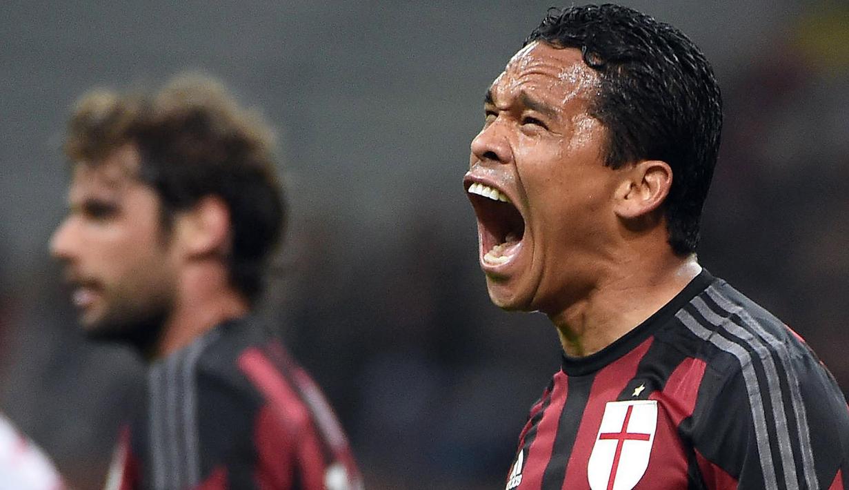 Pemain AC Milan, Carlos Bacca terlihat kecewa setelah gagal mencetak gol saat melawan Carpi FC pada lanjutan Serie A Italia di Stadion Giuseppe Meazza, Milan, Italy,Kamis (21/4/2016) atau Jumat dini hari WIB. (EPA/Daniel Dal Zennaro)