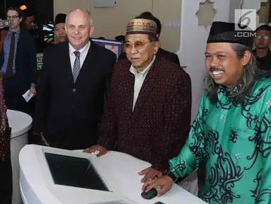 Duta Besar Amerika Serikat untuk Indonesia, Joseph Donovan (kedua kiri) didampingi Sekjen PBNU Helmy Faishal Zaini (kiri) saat berkunjung ke Kantor Pengurus Besar Nahdlatul Ulama (PBNU), Jakarta, Senin (26/3). (Liputan6.com/Angga Yuniar)