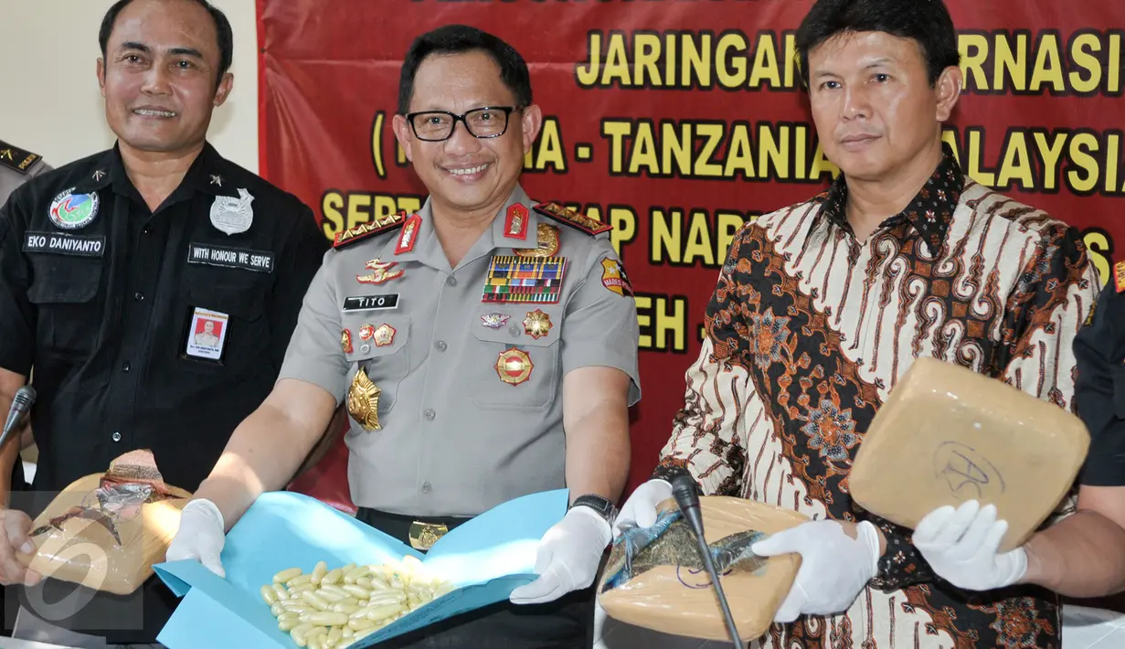 Kapolri Jenderal Pol Tito Karnavian memperlihatkan barang bukti saat rilis pengungkapan narkoba di RS Polri Jakarta, Jumat (6/1). Dittipidnarkoba Bareskrim bersama Bea Cukai membongkar sindikat narkoba jaringan internasional. (Liputan6.com/Yoppy Renato)