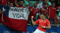 Pemain Chile, Alexis Sanchez melakukan selebrasi usai mencetak gol ke gawang Ekuador dalam matchday kedua Grup C Copa America 2019 di Arena Fonte Nova, Salvador, Brasil, Jumat (21/6/2019). Chile melaju ke perempatfinal Copa America 2019. (AP Photo/Ricardo Mazalan)