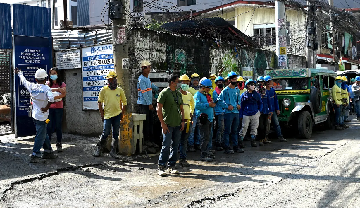 Pekerja konstruksi menyelamatkan diri dengan keluar bangunan setelah gempa berkekuatan magnitudo 7,1 terasa di Manila, Filipina, Rabu (27/7/2022). Berdasarkan informasi dari USGS Earthquakes, gempa mengguncang pada pukul 07.43 waktu setempat. (JAM STA ROSA/AFP)