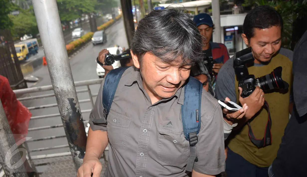 Ekspresi Mantan Dirut Citilink Indonesia, Albert Burhan usai jalani pemeriksaan di Gedung KPK, Jakarta, Kamis (2/2). Albert Burhan diperiksa sebagai saksi tindak pidana suap pengadaan pesawat dan mesin airbus dan Rolls-Royce. (Liputan6.com/Helmi Afandi)
