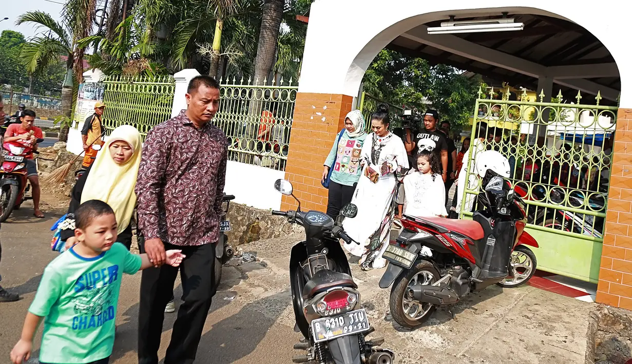 Adik penyanyi Yuni Shara itu menyerahkan seekor sapi kurbannya di Masjid Jami Al-Maghfiroh, jalan Jeruk Purut, Cilandak Timur, Jakarta Selatan, Sabtu (2/9/2017). (Bambang E. Ros/Bintang.com)