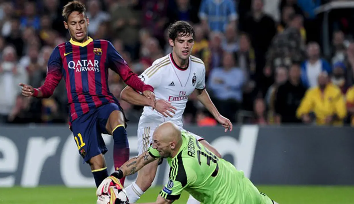 Neymar da Silva Santos dihadang kiper Chistian Abbiati pada Liga Champions antara Barcelona vs AC Milan di stadion Nou Camp di Barcelona (06/11/2013).(AFP/Josep Lago)