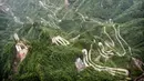 Tianmen Mountain Road di China memiliki pemandangan yang sangat memanjakan mata. Namun, para pengemudi harus ekstra hati-hati dan fokus dalam melahap jalan ini. Jalan yang berada di ketinggian ini mengarah ke Tianmen Mountain National Park dan memiliki banyak sekali belokan. Penyebab kecelakaan di jalur ini adalah fokus pengemudi yang terbagi antara melihat jalan dan pemandangan. (Source: pjammcycling.com)