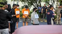 Tersangka Mario Dandy Satriyo dan Shane Lukas serta pemeran pengganti AG hadir dalam rekonstruksi penganiayaan David Ozora di Perumahan Green Permata, Jakarta, Jumat (10/3/2023). Rekonstruksi ini digelar untuk mencocokkan alat bukti yang dikantongi penyidik dengan keterangan saksi hingga tersangka. (Liputan6.com/Faizal Fanani)