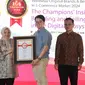 Perwakilan Le Minerale (kedua dari kiri), produk asli milik Indonesia menerima penghargaan Indonesia Indonesia Original Brand (IOB) Award 2024, Bukti Mampu Bersaing Dengan Produk Asing. (Foto: Istimewa)