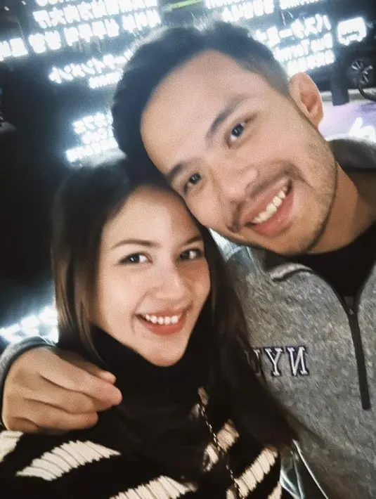 Tampilan menawan bumil Jessica Mila dengan striped sweater saat rayakan momen tahun baru 2024 bersama suami tercinta dan keluarga di Jepang. [@jscmila]