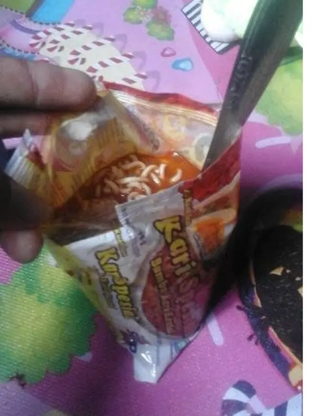 Gaya Nyeleneh Saat Menyiasati Tempat Makan Ini Bikin Tepuk Jidat