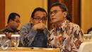 Mensesneg, Pratikno (keduakiri) berbincang dengan Plt Pimpinan KPK Johan Budi saat peringatan 17 tahun ICW di Jakarta, Selasa (4/8/2015). Peringatan 17 tahun ICW bersamaan dengan pembukaan Sekolah Anti Korupsi. (Liputan6.com/Helmi Fithriansyah)