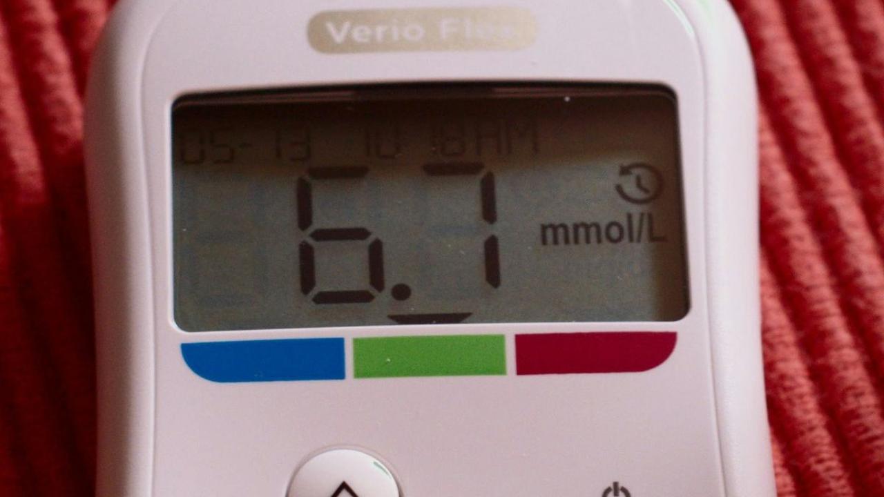 Untuk lansia, kadar gula darah masuk kategori rendah jika kadarnya 60-80 mg/dL di rentang waktu yang sama.<br>
