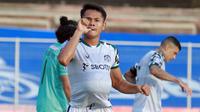Gol kemenangan Persikabo 1973 tercipta via pemain pengganti, Muhammad Dimas Drajad pada menit ke-83. Berawal dari tusukan Ciro Alves yang kemudian mengirimkan umpan kepada Muhammad Dimas Drajad yang langsung melepaskan sepakan yang tidak mampu diantisipasi Adi Satrio. (Bola.com/Nandang Permana)