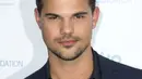 Sebuah sumber mengungkapkan, Taylor Lautner  memperoleh bayaran yang cukup tinggi. Pemeran Jacob di film Twilight ini meraup kekayaan hingga US$7,5 juta. (AFP/Bintang.com)