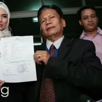 Suami mendukung tindakan Delia Septianti untuk melaporkan Amalia Abdurrachman Aldjufrie.