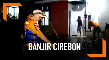 Ratusan rumah di Cirebon terendam banjir Minggu (24/2) malam. Terjangan air berasal dari tanggul sungai yang jebol.