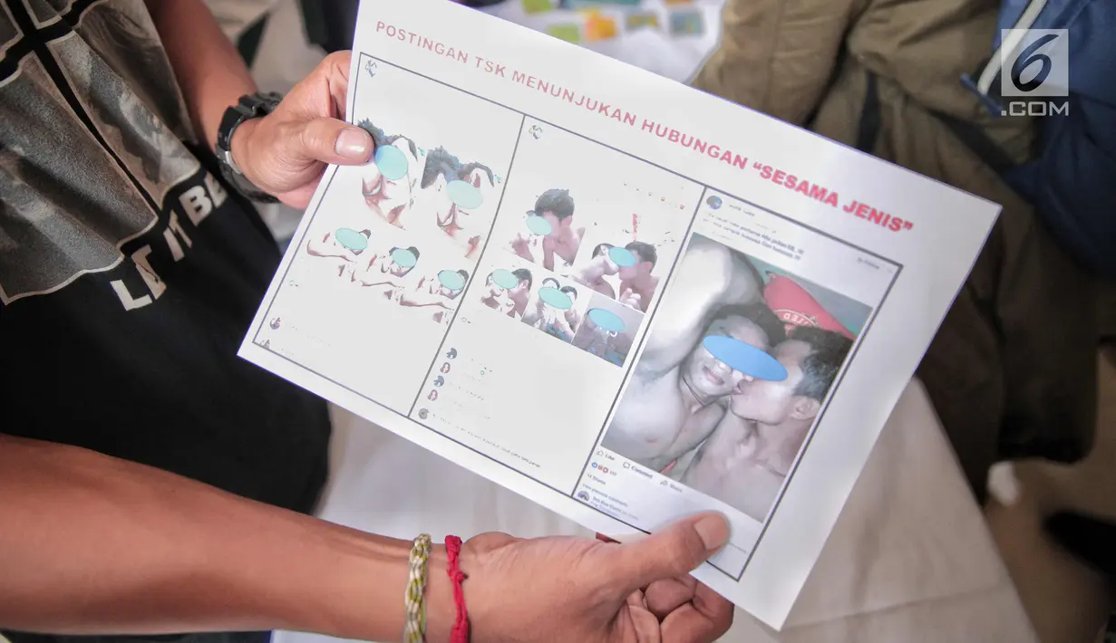 Salah satu postingan pelaku penyebar konten pornografi dalam rilis di RS Polri, Jakarta Timur, Jumat (3/11). Polisi menyita sejumlah perangkat dan beberapa barang lain yang diduga digunakan untuk mengunggah konten negatif itu. (Liputan6.com/Faizal Fanani)