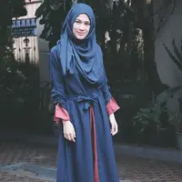 Paras cantik Alyssa Soebandono memang tak diragukan lagi. Gaya berhijabnya yang simple ini juga berhasil banget bikin hati adem. Pasalnya, gaya istri Dude Harlino ini santun banget. (Instagram/ichasoebandono)