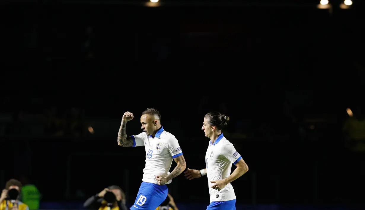 Gelandang Brasil, Everton berselebrasi usai mencetak gol ke gawang Bolivia pada pertandingan grup A Piala Copa America 2019 di stadion Morumbi di Sao Paulo, Brasil (14/6/2019). Brasil menang telak 3-0 atas Bolivia. (AP Photo/Victor Caivano)