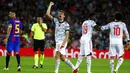 Pemain Bayern Munchen Thomas Mueller (tengah) melakukan selebrasi usai mencetak gol ke gawang Barcelona pada pertandingan Grup E Liga Champions di Stadion Camp Nou, Barcelona, Spanyol, Selasa (14/9/2021). Bayern Munchen menang 3-0. (AP Photo/Joan Monfort)