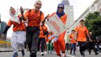 Para pegiat Cek Fakta Liputan6.com saat berkegiatan Fun Walk di Hari Bebas Kendaraan Bermotor atau Car Free Day (CFD) di Jalan MH Thamrin, Jakarta, Minggu (23/2/2025). (Liputan6.com/Herman Zakharia)
