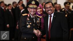 Tito Karnavian menerima ucapan selamat dari Jaksa Agung, HM Prasetyo usai pelantikan di Istana Negara, Jakarta, Rabu (13/7). Tito dilantik dengan Keputusan Presiden tentang pengangkatan Kapolri Nomor 48/Polri/Tahun 2016. (Liputan6.com/Faizal Fanani)