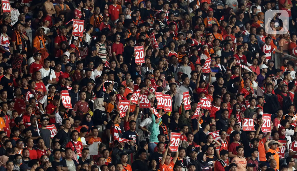 Suporter mengangkat nomor 20 saat menyaksikan laga perpisahan pemain Persija, Bambang Pamungkas pada Shopee Liga 1 Indonesia, SUGBK Jakarta, Selasa (17/12/2019). Laga melawan Persebaya menjadi pertandingan terakhir Bambang Pamungkas sebagai pesepakbola profesional. (Liputan6.com/Helmi Fithriansyah)