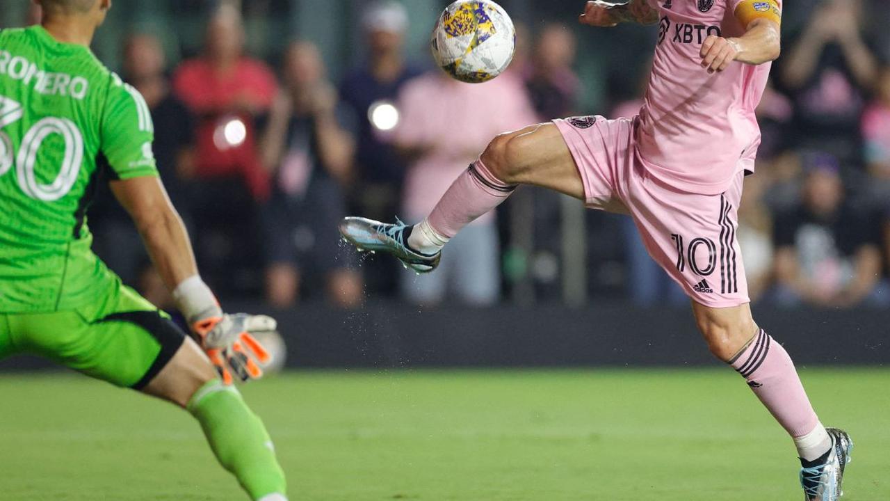 Di tengah laga melawan Toronto FC, Lionel Messi yang tampil membela Inter Miami terpaksa harus menyudahi laga pekan ke-28 Major League Soccer 2023/2024. Messi keluar lapangan dan harus masuk ke ruang ganti pada menit ke-37.
