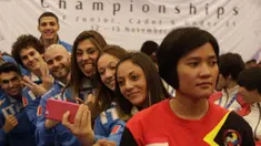 Para atlet dari Italia berfoto bersama jelang pembukaan Kejuaraan Dunia Karate Junior, Cadet dan U-21 di Indonesia Convetion Exhibition (ICE), Bumi Serpong Damai, Tangerang, Kamis (12/11/2015). (Bola.com/Vitalis Yogi Trisna)
