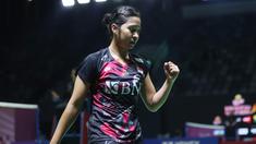 Pebulu tangkis tunggal putri Indonesia berperingkat 32 BWF, Ester NurumI Tri Wardoyo membuat kejutan pada hari pertama babak 32 besar turnamen bulu tangkis Indonesia Open 2024 dengan mengalahkan wakil Jepang berperingkat 16 BWF, Nozomi Okuhara di Istora Senayan, Jakarta, Selasa (4/6/2024). Menang dua game langsung 21-17, 21-16, Ester melaju mulus ke babak 16 besar untuk menantang unggulan ke-6 asal China, Wang Zhi Yi. (Bola.com/M Iqbal Ichsan)