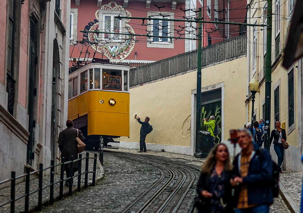 FOTO:  Kereta Kabel Bersejarah Gloria di Portugal Renggut 15 Nyawa