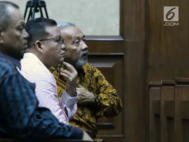 Anggota DPRD Sumut 2009-2014 Enda Mora Lubis, Abu Bokar Tambak dan M Yusuf Siregar (kanan ke kiri) jelang mengikuti sidang perdana di Pengadilan Tipikor, Jakarta, Rabu (20/2). Sidang beragenda mendengar pembacaan dakwaan. (Liputan6.com/Helmi Fithriansyah)