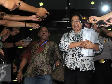 Wakil Ketua Badan Legislasi Daerah (Balegda) Merry Hotma usai menjalani pemeriksaan KPK sebagai saksi terkait kasus suap pembahasan Reklamasi Teluk Jakarta, Senin (18/4/2016). (Liputan6.com/Helmi Afandi)