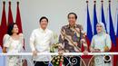 Presiden Indonesia Joko Widodo atau Jokowi (kedua kanan) dan istrinya Iriana (kanan) berbagi momen ringan bersama Presiden Filipina Ferdinand Marcos Jr (kedua kiri) dan istrinya Madame Louise Araneta Marcos (kiri) saat pertemuan di Istana Kepresidenan Bogor, Bogor, Jawa Barat, Senin (5/9/2022). Ferdinand Marcos Jr baru dilantik menjadi Presiden Filipina pada Juni 2022. (AP Photo/Achmad Ibrahim, Pool)