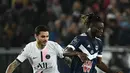 Penyerang Paris Saint-Germain (PSG) Mauro Icardi berebut bola melawan bek Bordeaux Gideon Mensah pada matchday ke-13 Liga Prancis 2021/2022 di Stadion Matmut Atlantique, Minggu (7/11/2021) dini hari WIB. PSG menang tipis 3-2, dengan dua gol disumbangkan Neymar. (Philippe LOPEZ/AFP)