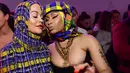 Penyanyi Rita Ora (kiri) dan rapper AS, Nicki Minaj menghadiri fashion show Versace pada Milan Fashion Week, 21 September 2018. Seperti biasa Nicki Minaj yang dikenal dengan keseksiannya tampil mencuri perhatian di fashion show itu. (AFP/Miguel MEDINA)