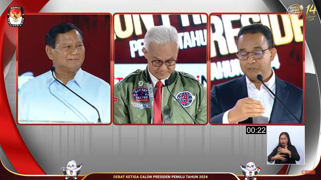 Juru Bahasa Isyarat Jelaskan Perbedaan Kotak JBI Debat Capres di Dalam dan Luar Negeri.