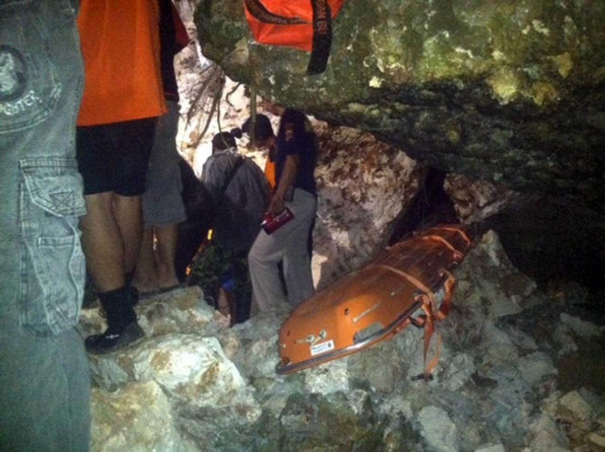 Kerja keras Tim SAR evakuasi korban longsor di Pantai Sadranan