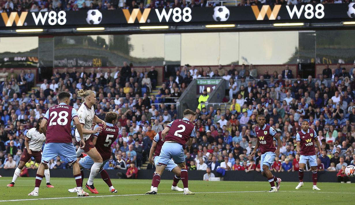 Pemain Manchester City, Erling Haaland, mencetak gol ke gawang Burnley pada laga pekan perdana Premier League di Stadion Turf Moor, Sabtu (12/8/2023). City menang dengan skor 3-0. (Nigel French/PA via AP)