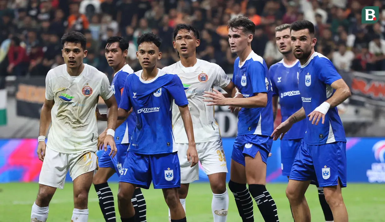 <p>Pemain Persija Jakarta, Akbar Arjunsyah (tengah) dijaga ketat pemain PSIS Semarang, Deri Cofre pada laga turnamen mini RCTI Premium Sports di Jakarta International Stadium (JIS), Jakarta, Kamis (30/5/2024). (Bola.com/Abdul Aziz)</p>