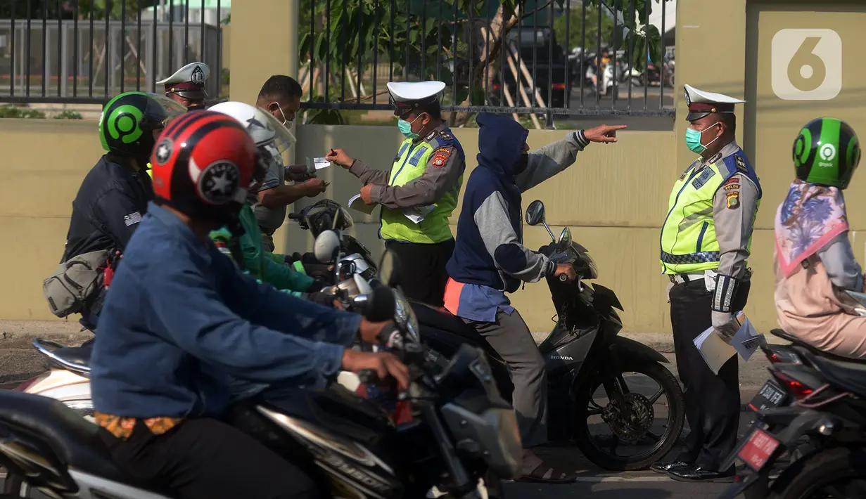 Polisi menindak pengendara sepeda motor yang melanggar aturan lalu lintas di Jalan Pasar Rumput, Manggarai, Jakarta, Selasa (21/7/2020). Polisi akan menggelar Operasi Patuh Jaya 2020 pada 23 Juli sampai 5 Agustus 2020 di seluruh Polda se-Indonesia. (merdeka.com/Imam Buhori)