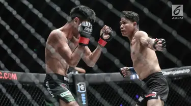 Dua petarung Indonesia, Rizki Umar (kiri) menahan pukulan petarung Arnol Batubara (kanan) saat berlaga pada seri pertama dalam One Championship di Jakarta, Sabtu (20/1). Riski Umar langsung mengajak Arnol bermain keras. (Liputan6.com/Faizal Fanani)