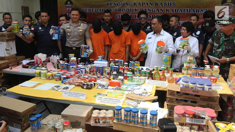 Polisi Gerebek Gudang Makanan Kedaluwarsa