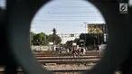 Warga menyeberangi perlintasan rel kereta api di kawasan Pisangan Baru, Jakarta, Selasa (10/9/2019). Mereka nekat menantang maut menyeberangi rel di dekat stasiun Jatinegara tersebut lantaran tidak adanya akses jembatan penyeberangan orang (JPO). (merdeka.com/Iqbal Nugroho)