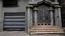 Pintu masuk gedung di mana Mohamed Salah dibesarkan di Desa Nil Delta Nagrig, Mesir, Rabu (2/5). Warga berharap anak-anak mereka bisa meniru jejak Mohamed Salah. (AP Photo/Nariman El-Mofty)