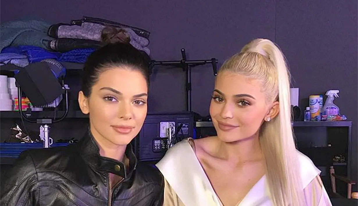 Pada tahun 2016, bibir Kendall Jenner terlihat berbeda saat berfoto bersama Kylie Jenner. (HollywoodLife)